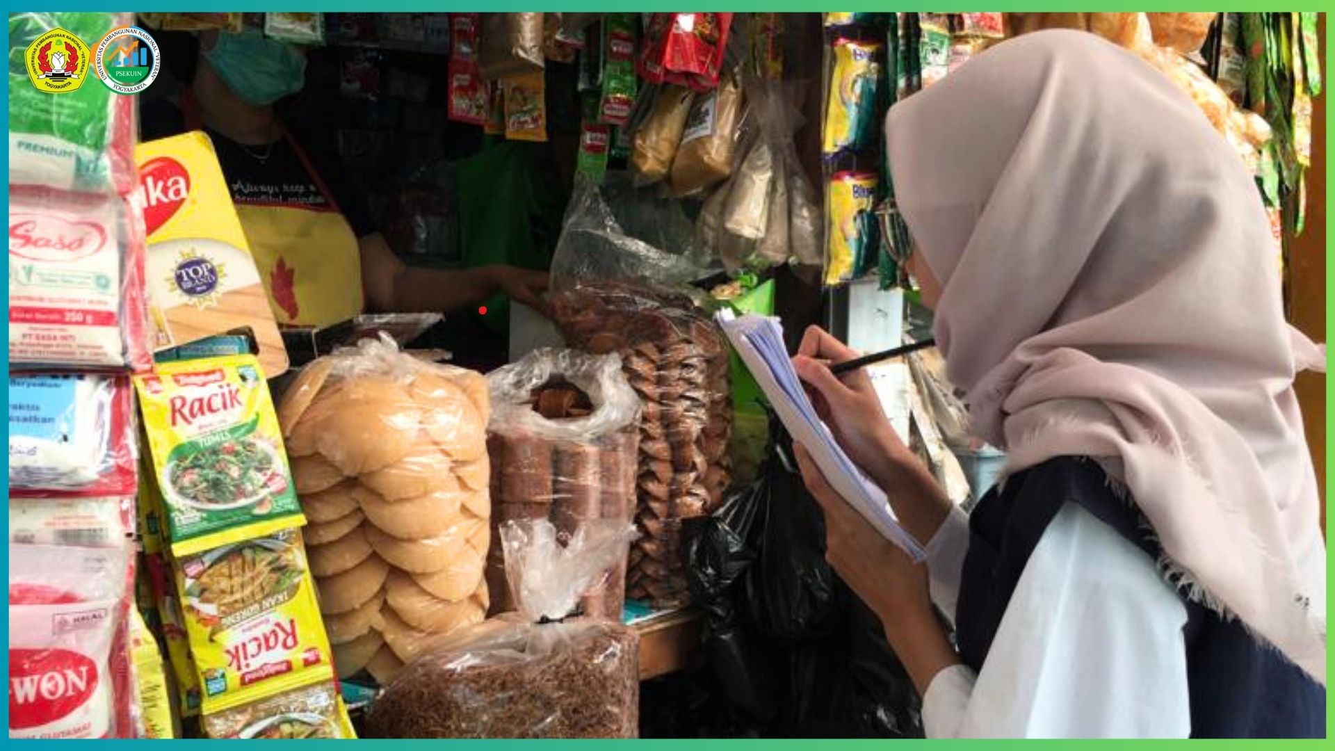 Surveyor ketika mewawancarai salah satu responden PB di Pasar Beringharjo